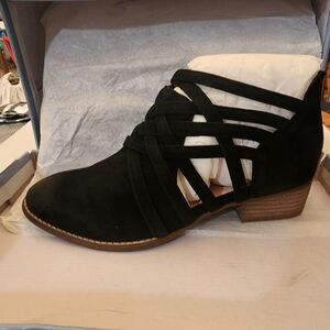 Seychelles Black Strappy Ankle Booties NWT.
